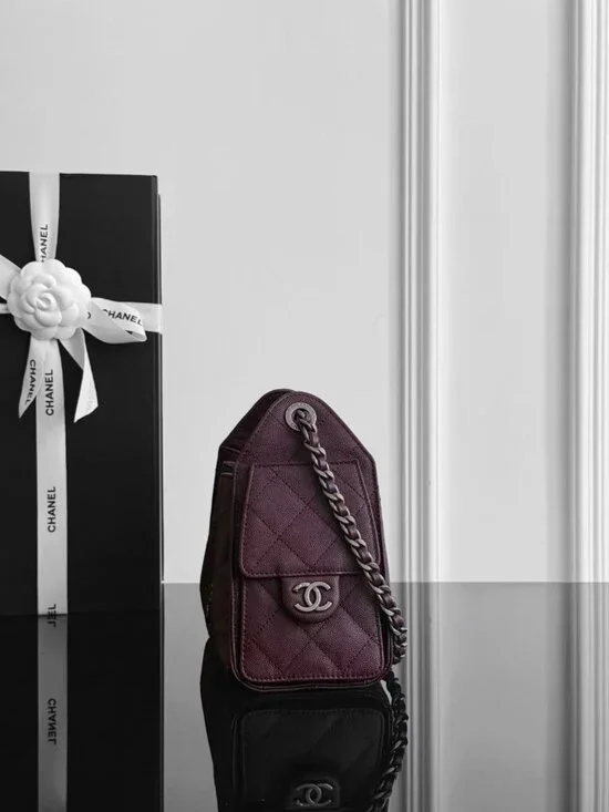Classic CHANEL Bag: A Stylish and Versatile Choice for Elegance - Picture 3 of 6